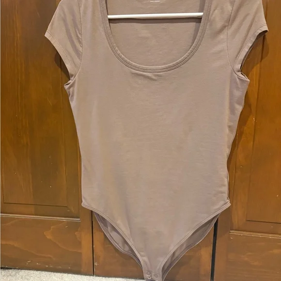 Old Navy Tan Fitted Cap Sleeve Bodysuit - Picture 1 of 4